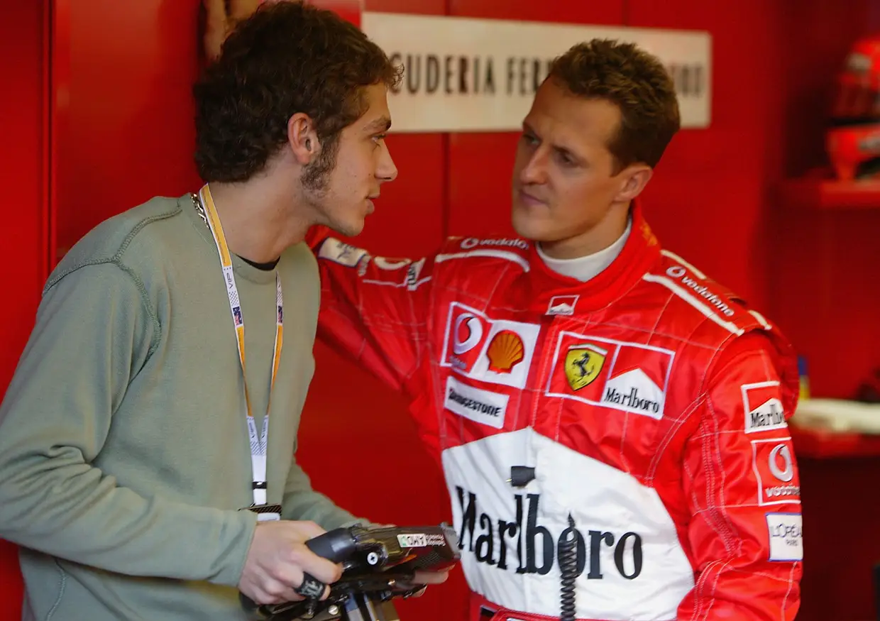 Junto de Michael Schumacher, em 2004. Rossi chegou a testar várias vezes com a Ferrari
