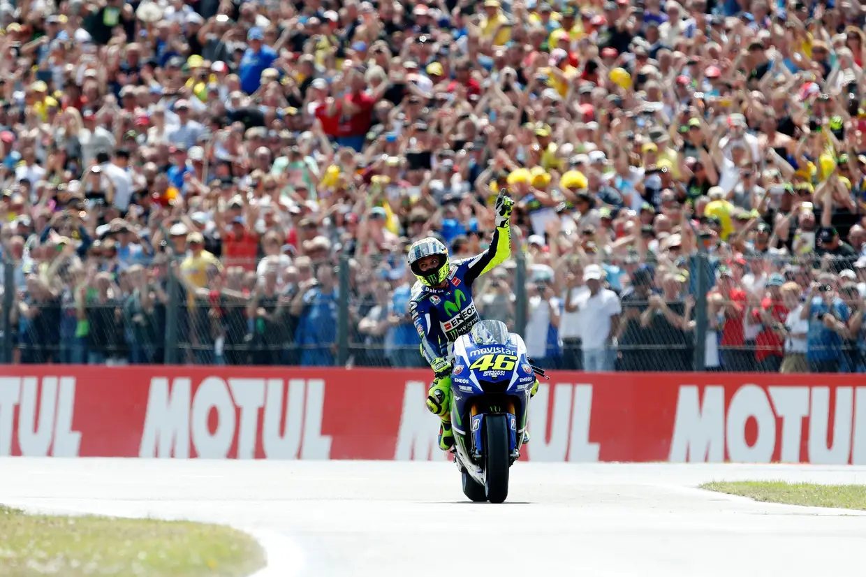 Saudando os seus fãs após vencer em Assen, no GP Holanda de 2015