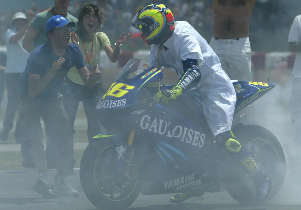 Em 2004, Rossi deixa a Honda e assina pela Yamaha oficial. Aqui, após a vitória no GP Catalunha, vestido de médico, em honra à sua mais conhecida alcunha: Il Doctore