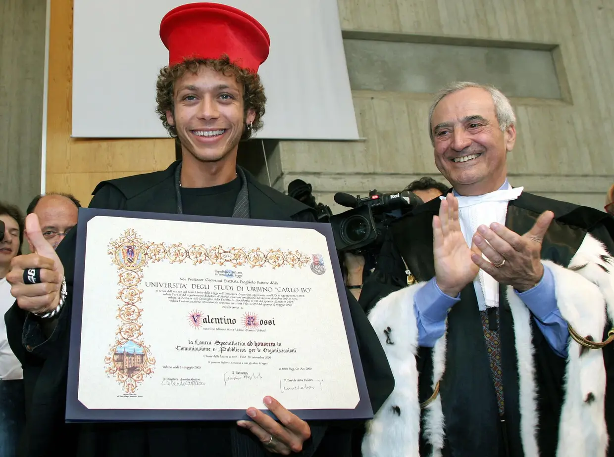 Em 2005 recebeu com o diploma honorário da Universidade de Urbino, na área de comunicação