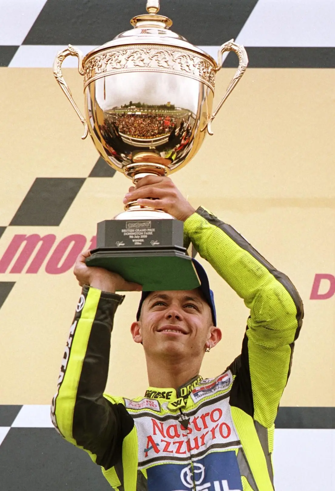 A primeira vitória chegaria pouco depois, ainda no ano de estreia, em Donington Park, Inglaterra. Terminaria o ano no 2.º lugar do Mundial de pilotos