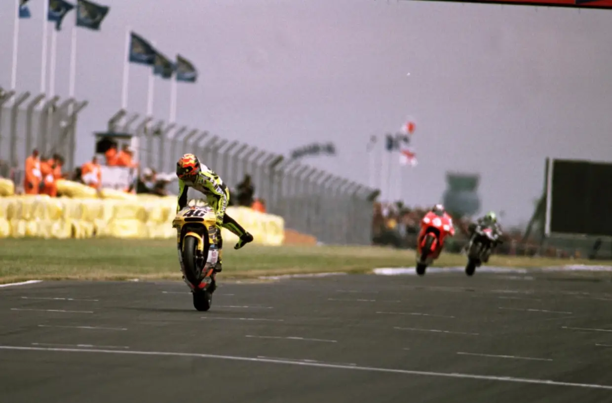 Mais um festejo original, na cara de Max Biaggi, o primeiro grande rival nas 500 cc