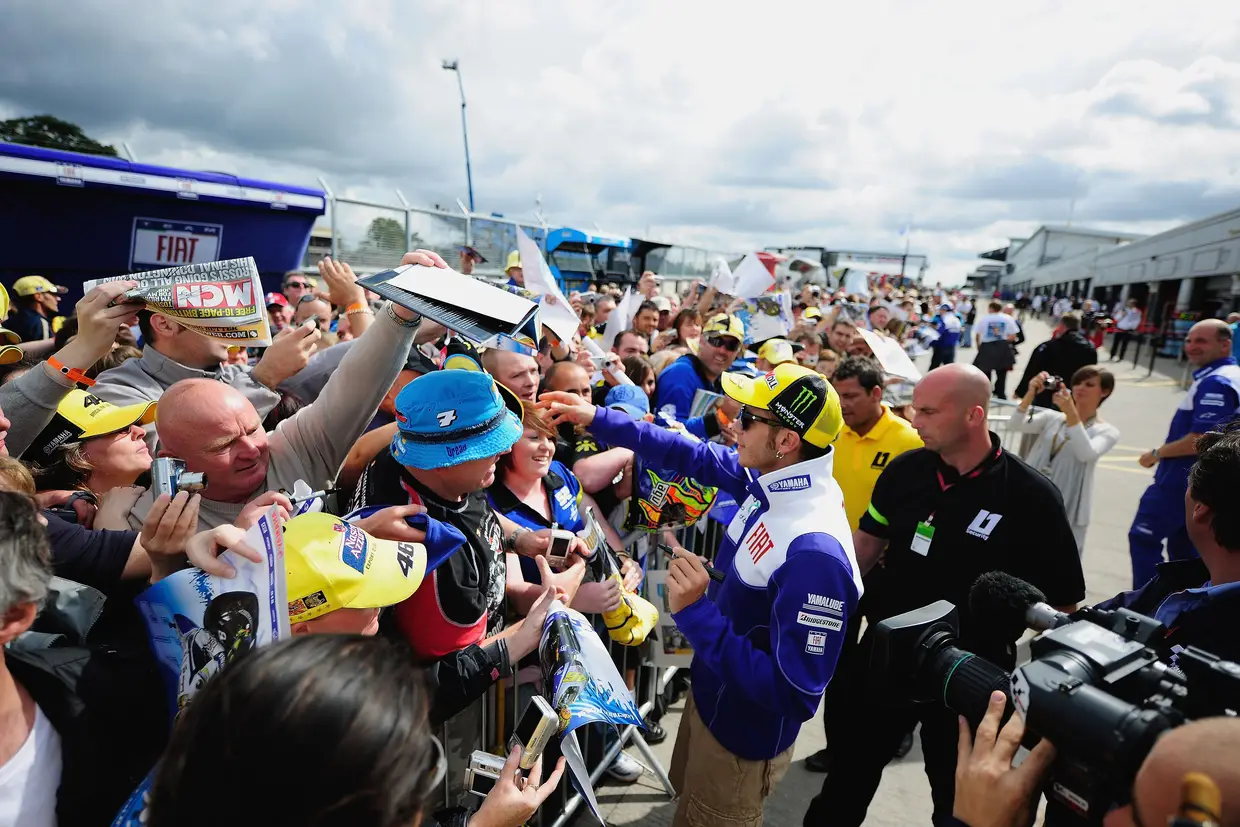 Não há curva de adeptos tão numerosa como a de Valentino Rossi, que mesmo sem ser campeão há quase uma década continua a ser o mais populares dos pilotos do Mundial de MotoGP