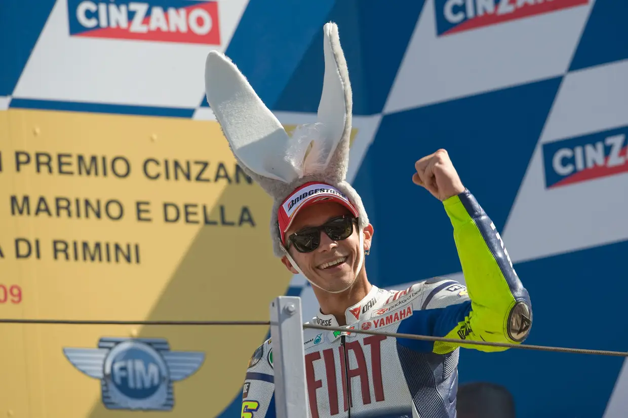 Mundial de 2009: Na semana anterior, em Indianapolis, Rossi havia cometido um incaracterístico erro que levou a uma incomum queda. Em São Marino venceu e subiu ao pódio com umas orelhas de burro. Um pouco de auto-crítica nunca fez mal a ninguém