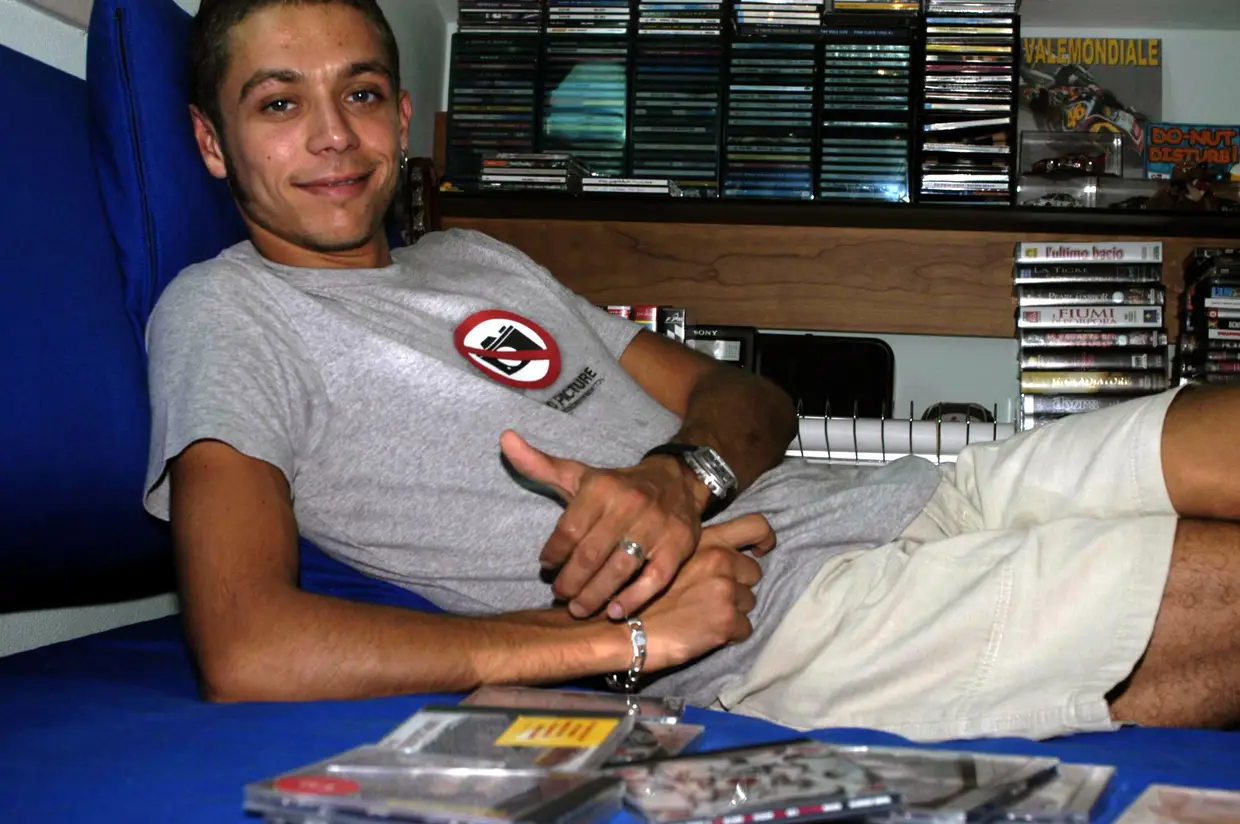 Em sua casa, em Tavullia, junto dos seus CDs e VHSs. A foto é de 2002