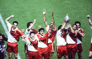 Rui Barros (3ª à esquerda) festeja com colegas da equipa do Mónaco a conquista da Taça de França, em 1991