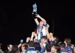 Rui Barros com a Taça de Portugal na mão, conquistada ao serviço do FCP no ano 2000