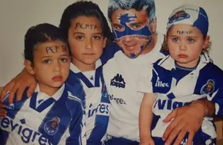 Rui Barros com três dos quatro filhos, na altura em que festejou o pentacampeonato conquistado pelo FCP