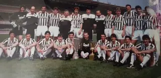 A equipa da Juventus com a Taça de Itália e a Taça UEFA, conquistadas em 1989/90. Rui Barros é o 4º em baixo a partir da esquerda