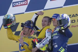 Rossi ladeado de Biaggi e Gibernau, os dois primeiros grandes rivais