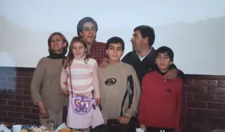 André Santos, ao meio, com os pais e irmãos