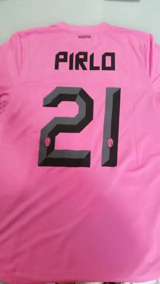 A camisola que Pirlo ofereceu a André Santos