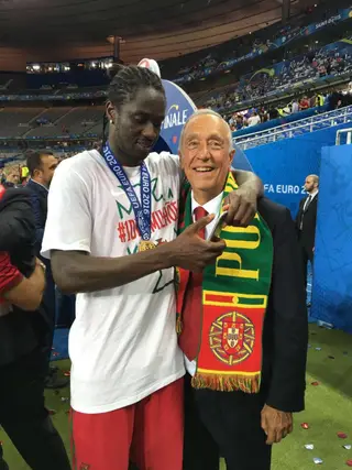 Éder abraçado ao Presidente da Republica, Marcelo Rebelo de Sousa, nos fetejos da conquista do Euro 2016