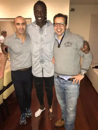 Éder (ao centro) com o fisioterapeuta Francisco e o médico Vitor, do SC Braga