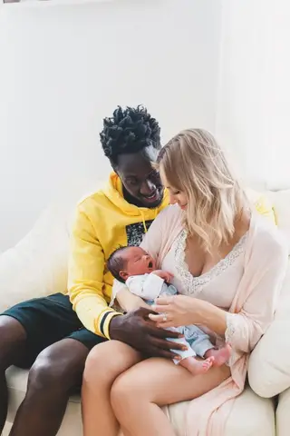 Éder com a mulher e o filho recem nascido