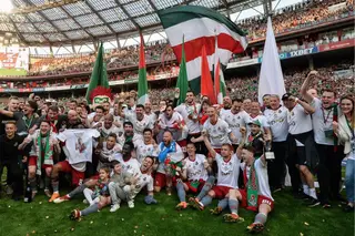 Éder (em baixo atrás de duas crianças) festeja a conquista do campeonato pelo Lokomotiv