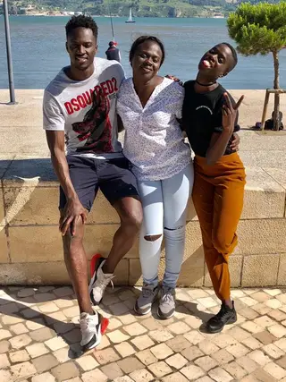Éder com a mãe (ao centro) e uma das irmãs