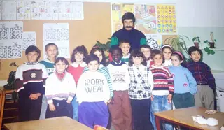 Éder (ao centro) com a sua turma da primária