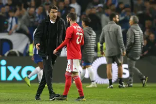 Bruno Lage, de fato de treino, pois claro, com Rafa Silva, o homem que marcou o golo da vitória do Benfica no Dragão