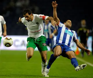 Gaspar (à esquerda), enquanto jogador do Rio Ave, durante um jogo com o FC Porto