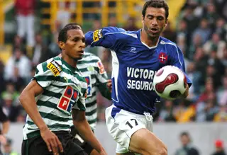 Gaspar (à direita) a jogar pelo Belenenses, com Liedson, do Sporting