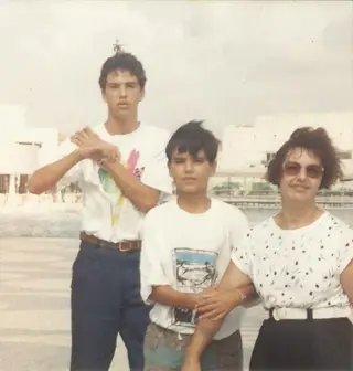 Gaspar (à esquerda) com a mãe e o irmão