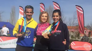 Pova de corta-mato ganha pelos atletas Ricardo Ribas e Mariana Machado, ao lado da treinadora de Sameiro Araújo