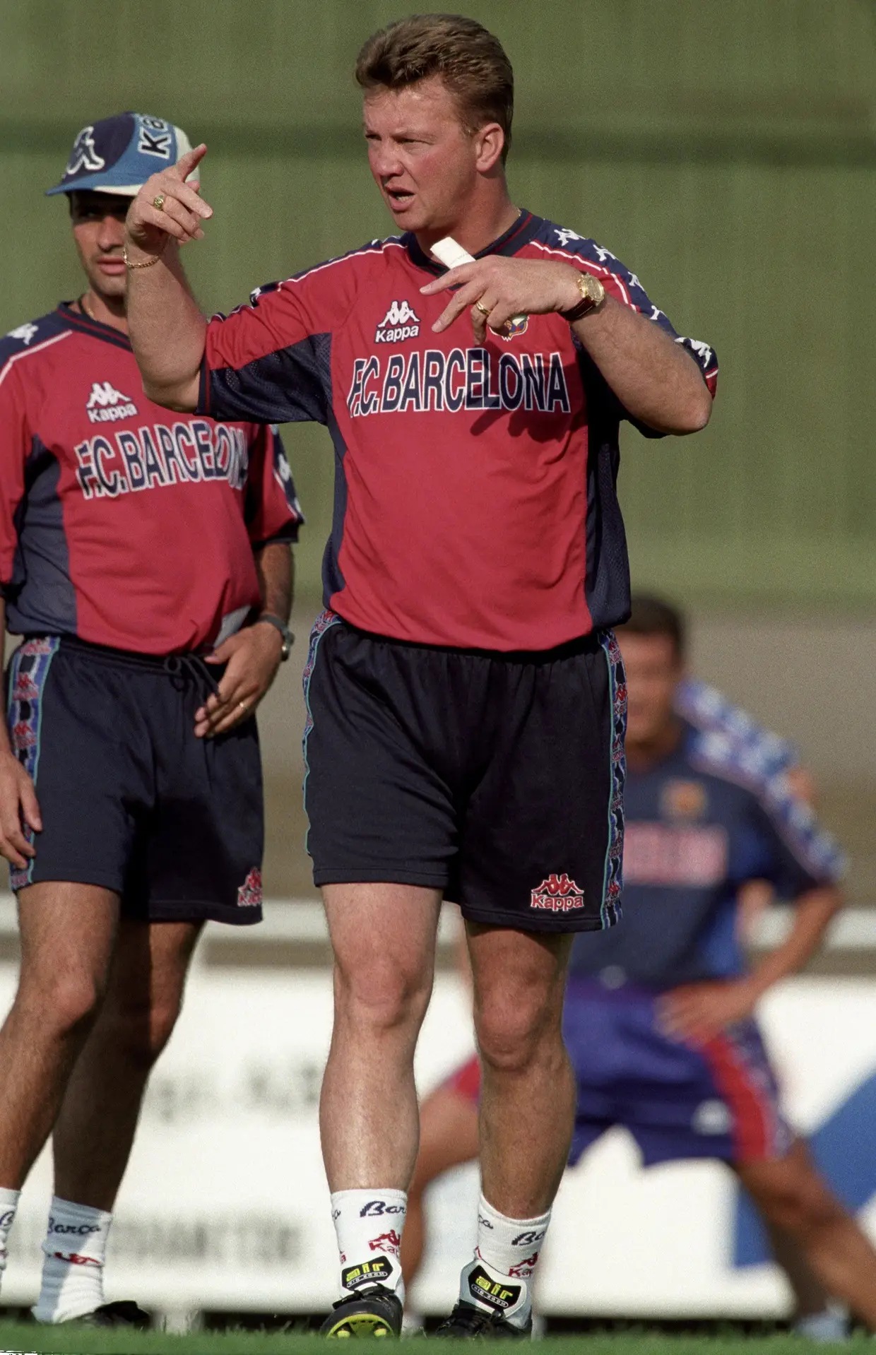Louis van Gaal (que aqui aparece à frente de José Mourinho) teve uma gloriosa primeira passagem pelo Barcelona, em que venceu duas La Ligas (em 1997–98 e 1998–99). Regressou em 2002 mas tudo correu mal e o holandês acabou despedido