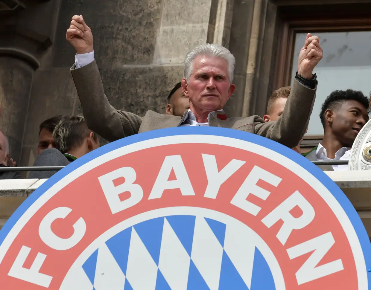 Ora aí está mais um caso de amor. Foram quatro as ocasiões em que Jupp Heynckes orientou o Bayern Munique. Entre 1987 e 1991 pela primeira vez, a segunda vez em 2009, como interino e depois entre 2011-2013 e 2017-2018. E títulos foram muitos: quatro campeonatos e uma Liga dos Campeões, em 2012-2013