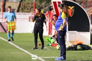As treinadoras Mara Vieira (de azul) e Madalena Gala (de preto) no jogo dos quartos de final da Taça de Portugal feminina entre Clube Futebol Benfica e Valadares Gaia (3-4)