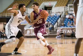 Francisco Amiel é base e capitão dos Raiders, a equipa da Universidade de Colgate