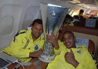 Rolando e Fernando com a Taça UEFA conquistada ao serviço do FCP