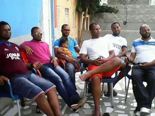 Rolando (ao centro) com alguns dos tios com quem foi criado