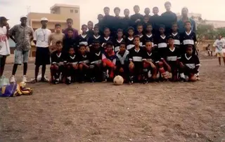 Rolando (o 1º em baixo à esquerda) com a sua primeira equipa do clube O Batuque de Cabo Verde