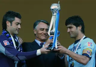 Pedro Emanuel (à direita) recebe, juntamente com Vitor Baía, das mãos de Cavaco Silva, a Taça de Portugal conquistada pelo FCP