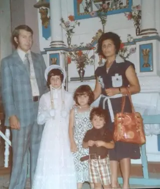 Pedro Emanuel com os pais e as irmãs, em Angola