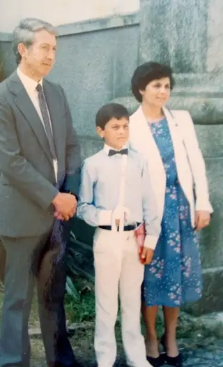 Pedro Emanuel na sua primeira comunhão, com os pais