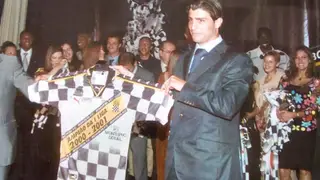 Pedro Emanuel exibe a camisola do Boavista com a faixa de campeão nacional 2000/01