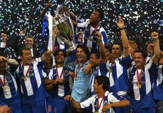 Pedro Emanuel entre Jorge Costa e Vitor Baia nos festejos da conquista da Liga dos Campeões pelo FCP