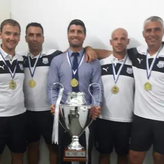 Pedro Emanuel com a sua equipa técnica e a Taça que conquistaram no Chipre