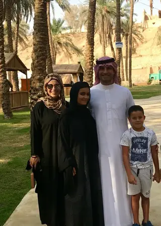 Foto de família vestida a rigor na Arábia Saudita