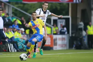 Zequinha(com a bola) jogou pelo Arouca em 2015/16