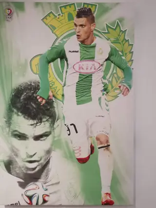 SZequinha guarda um poster do primeiro regresso ao V. Setúbal já como senior