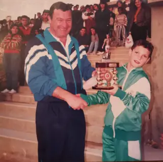 Zequinha recebe o troféu de melhor jogador do torneio da Torre, com Benfica, Sporting e FCP.