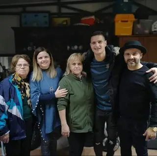 Zequinha com dois meios irmãos, a mãe e a avó
