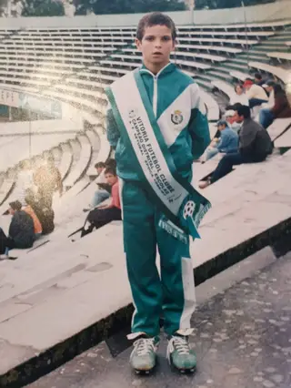Zequinha com a faixa de campeão distrital, pelo V. Setúbal