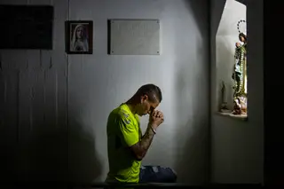 Antes de entrar em campo Zequinha costuma rezar junto da imagem de Nª Srª da Conceição, no estádio do Bonfim