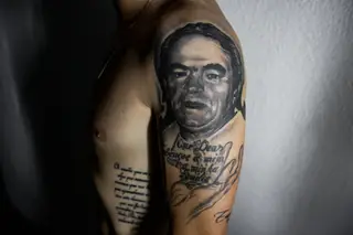Zequinha tem tatuada a cara do pai no braço esquerdo