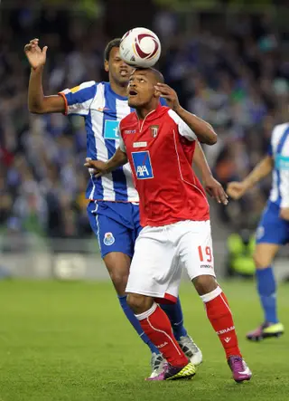 Meyong (com a bola), durante um jogo do SC Braga com o FC Porto
