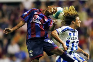 Meyong (à esquerda) num jogo pelo Levante de Espanha